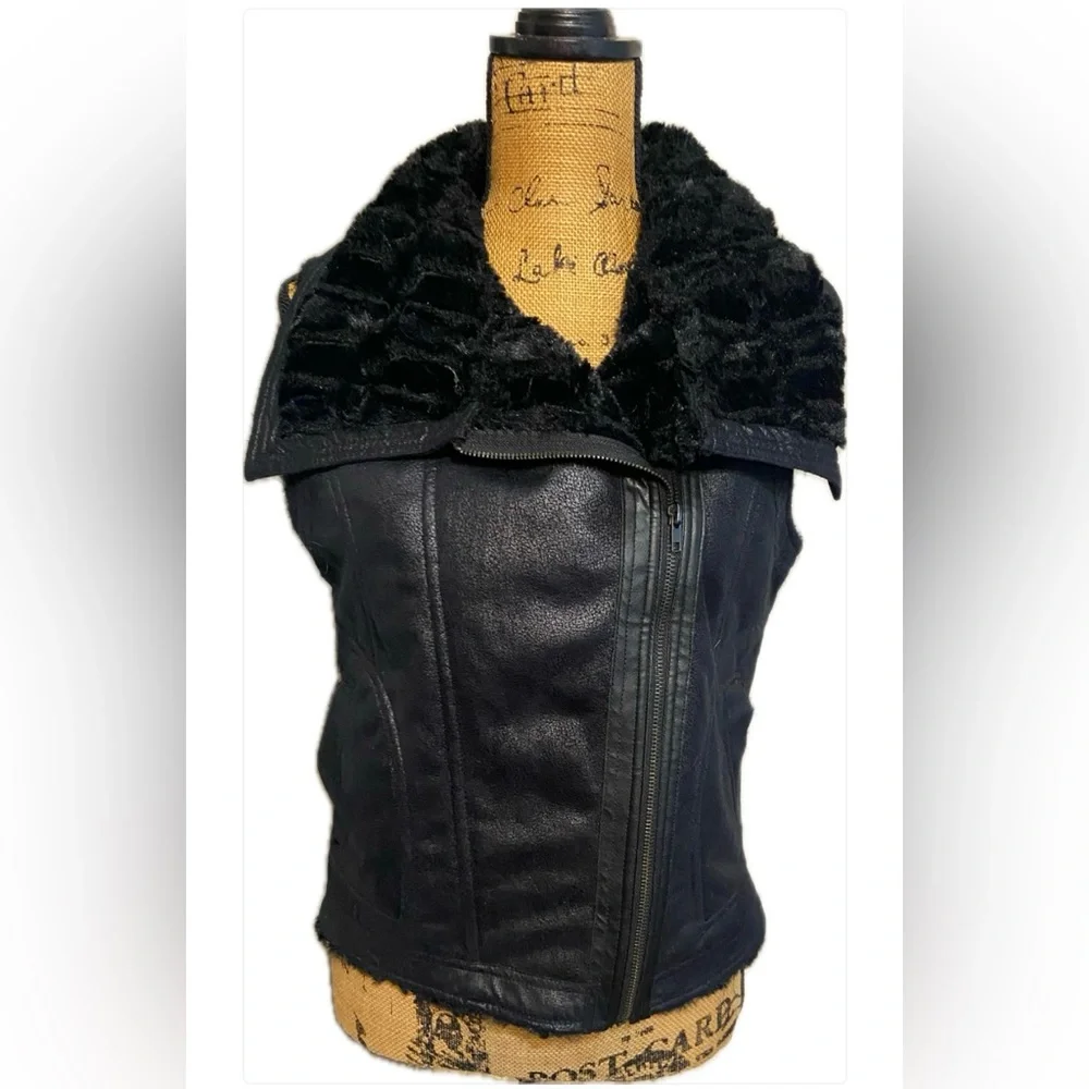 Women's Black Faux Fur Collar Vest - Picture 1 of 9